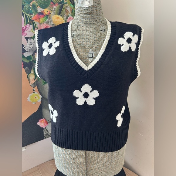 NWOT SUMMER DAISY KNIT TANK. Sz. M. VERSATILE, LIGHTWEIGHT, STYLISH. - Picture 2 of 8